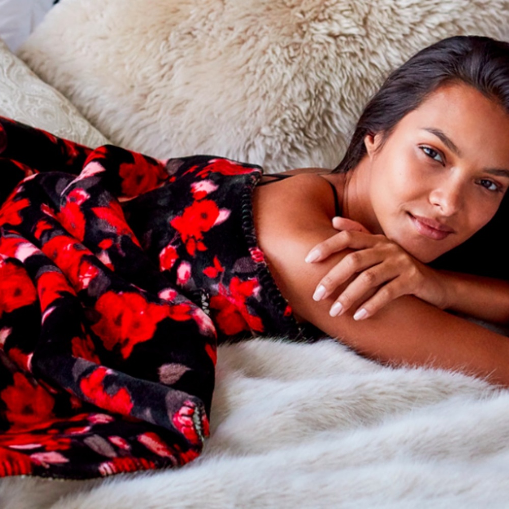 VICTORIA'S SECRET BOLD FLORAL SHERPA BLANKET MULTI
